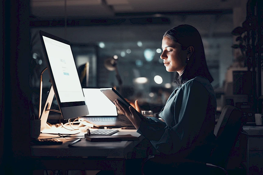 Femme devant un ordinateur avec un écran de connexion VAISense.