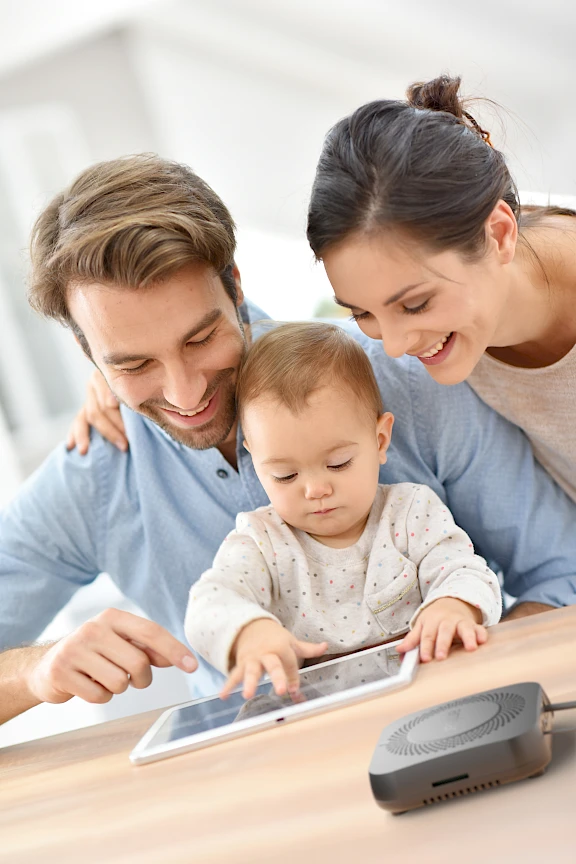 Une famille accédant à ses données sur un appareil à la maison.