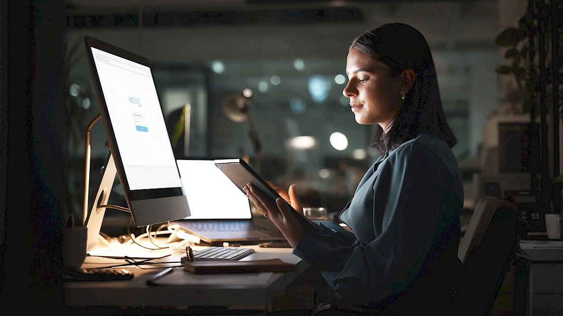 Une femme se connectant à VAISense